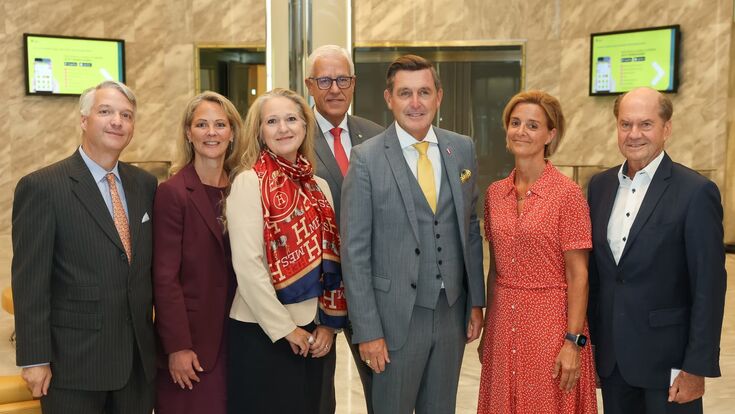 Beim Mobilitätsforum von Shell 2025: Nikolaus Somogyi, RBI, Head of Industrials; Susanne Haider, RBI, Industry Lead Mobility; Sabine Hauser, Shell Austria, Geschäftsführung; Rainer Klöpfer, Shell Austria Geschäftsführung; Peter Hanke, Bundesminister für Innovation, Mobilität und Infrastruktur; Valerie Brunner, RBI, Vorstandsmitglied Corporate und Investment Banking; Mario Rohracher, GSV, Generalsekretär