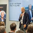 Hermann Hauser spricht beim ersten Frontier Lab in Innsbruck 2025 ins Mikro.
