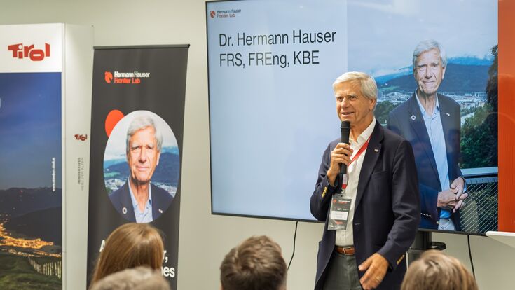 Hermann Hauser spricht beim ersten Frontier Lab in Innsbruck 2025 ins Mikro.