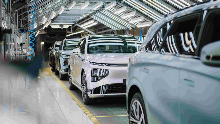 Eine Reihe von E-Autos in der Produktion des chinesischen Autoherstellers XPENG.