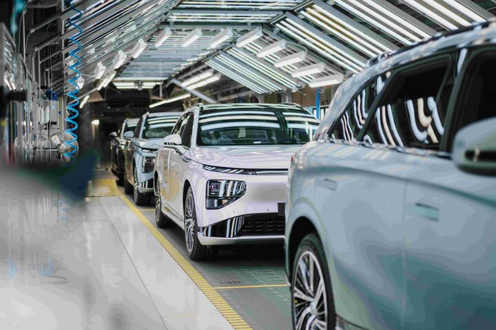 Eine Reihe von E-Autos in der Produktion des chinesischen Autoherstellers XPENG.