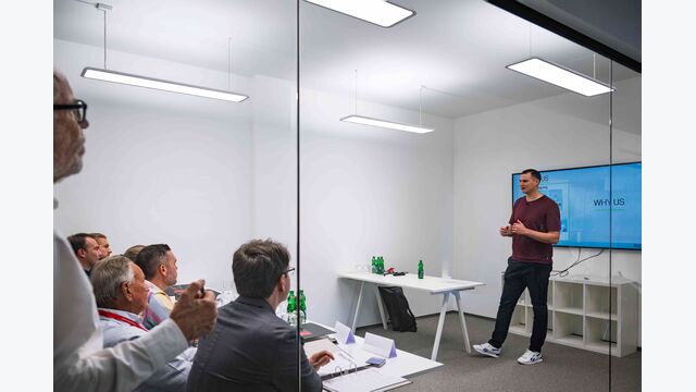 CEO Alfons Huber von REPS-Tirol hält beim Hermann Hauser Frontier Lab 2025 einen Vortrag.