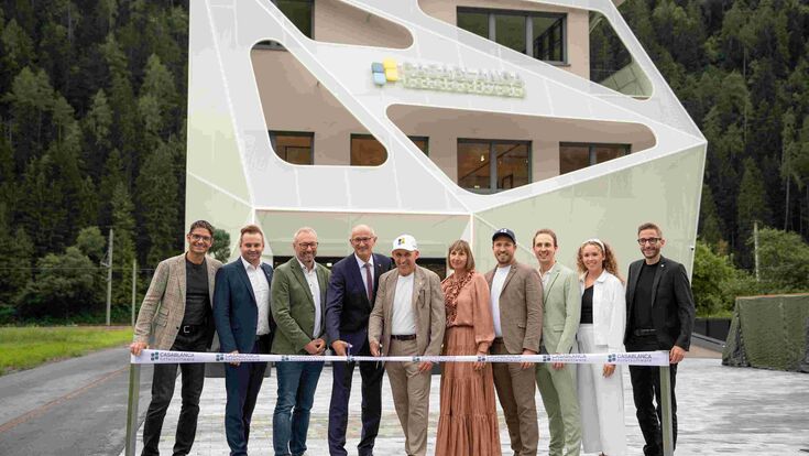 Symbolischer Banddurchschnitt bei der Campus-Eröffnung von Casablanca Hotelsoftware in Schönwies, Tirol.