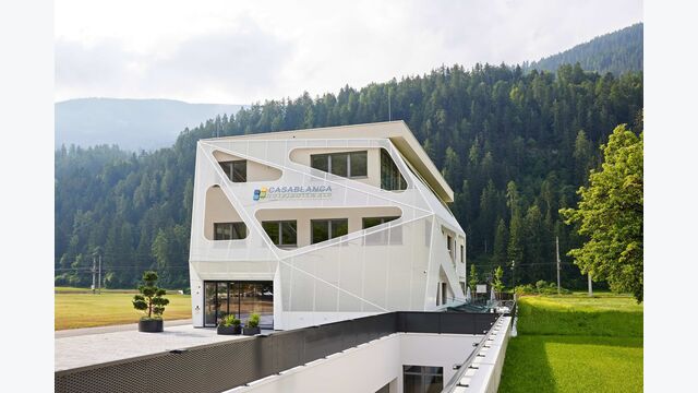 Frontansicht von außen des Casablanca Campus in Schönwies, Tirol.