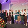 Landeshauptmann-Stellvertreterin Manuela Khom (r.) und WKO-Steiermark-Vizepräsidentin- sowie FiW-Landesvorsitzende Gabi Lechner (2.v.l) gratulieren den frisch gekürten Unternehmerinnen des Jahres 2025 (beginnend ab 3.v.l.): Marianne Legenstein (Siegerin Kategorie „Beste Unaufhaltbare“), Magdalena Loitzl und Barbara Pinnisch-Schneider („Publikumspreis“), Katrin Susanna Wallner („Beste Innovatorin“), Jasmin Hirschmann („Beste Nachhaltige“), Christina Frewein („Beste Neugründerin“) und Sarah Hofbauer („Beste Gestalterin“).