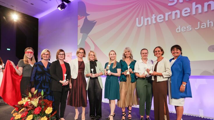 Landeshauptmann-Stellvertreterin Manuela Khom (r.) und WKO-Steiermark-Vizepräsidentin- sowie FiW-Landesvorsitzende Gabi Lechner (2.v.l) gratulieren den frisch gekürten Unternehmerinnen des Jahres 2025 (beginnend ab 3.v.l.): Marianne Legenstein (Siegerin Kategorie „Beste Unaufhaltbare“), Magdalena Loitzl und Barbara Pinnisch-Schneider („Publikumspreis“), Katrin Susanna Wallner („Beste Innovatorin“), Jasmin Hirschmann („Beste Nachhaltige“), Christina Frewein („Beste Neugründerin“) und Sarah Hofbauer („Beste Gestalterin“).