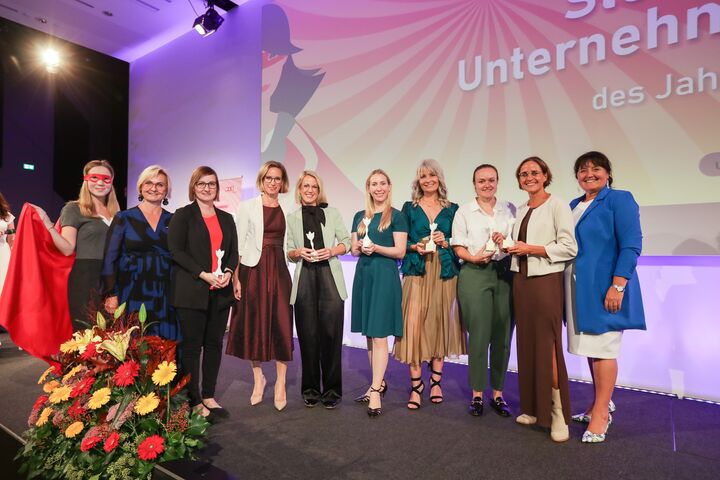 Landeshauptmann-Stellvertreterin Manuela Khom (r.) und WKO-Steiermark-Vizepräsidentin- sowie FiW-Landesvorsitzende Gabi Lechner (2.v.l) gratulieren den frisch gekürten Unternehmerinnen des Jahres 2025 (beginnend ab 3.v.l.): Marianne Legenstein (Siegerin Kategorie „Beste Unaufhaltbare“), Magdalena Loitzl und Barbara Pinnisch-Schneider („Publikumspreis“), Katrin Susanna Wallner („Beste Innovatorin“), Jasmin Hirschmann („Beste Nachhaltige“), Christina Frewein („Beste Neugründerin“) und Sarah Hofbauer („Beste Gestalterin“).