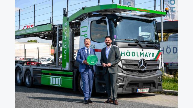 Christian Holzhauser, Obmann der Sparte Transport und Verkehr in der Wirtschaftskammer Wien, und Johannes A. Hödlmayr, CEO der Hödlmayr International GmbH, mit vollelektrischem Autotransporter