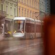 Verschwommene Ansicht auf eine Straßenbahn, die durch die grazer innenstadt fährt.