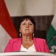 Die steirische Landeshauptmann-Stellvertreterin Manuela Khom spricht an einem Rednerpult.