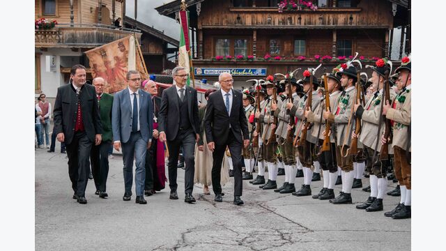 Eröffnung des European Forum Alpbach 2025: Landwirtschaftsminister Norbert Totschnig, LH Maurizio Fugatti (Trentino), LH Arno Kompatscher (Südtirol) LH Anton Mattle gehen an Männern in Tracht mit Gewehren vorbei