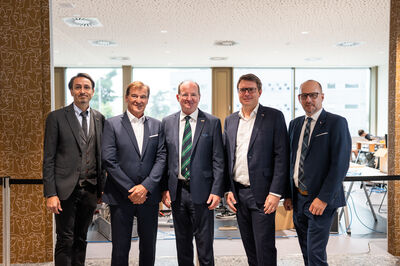Studienpräsentation: Studienautor Ewald Verhounig, Herbert Brunner, Landesinnungsmeister der Mechatroniker, AT Styria-Vorsitzender Herbert Ritter, Siemens Mobility-Standortleiter Stefan Erlach, Helmut Röck, Geschäftsführer des AT Styria (v. l.)