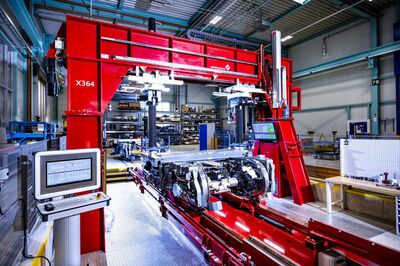 Präzisionsarbeit in der Montagehalle: Siemens setzt auf hochautomatisierte Anlagen für den Zusammenbau von Fahrwerken und Schienenfahrzeugkomponenten.