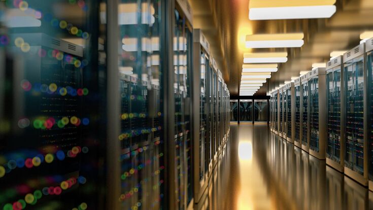 ein langer Gang voller Server in einem Data Center