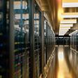 ein langer Gang voller Server in einem Data Center