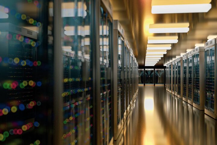 ein langer Gang voller Server in einem Data Center
