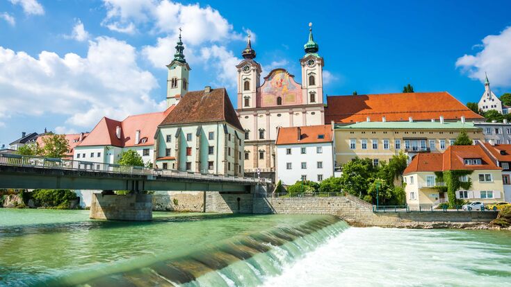 Die Altstadt von Steyr, Oberösterreich, bei gutem Wetter an der Enns