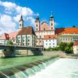 Die Altstadt von Steyr, Oberösterreich, bei gutem Wetter an der Enns
