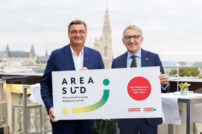 Wirtschaftskammer-Präsidenten Jürgen Mandl und Josef Herk halten ein Schild mit Schriftzug "Area Süd"