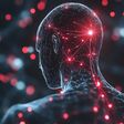 Rückenansicht auf Kopf und Schultern einer humanoiden Figur vor schwarzem Hintergrund. Leuchtend rote Bahne und Punkte symbolisieren Nervensystem, Neuronen und eventuell schmerzreize.