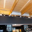 Das Mercedes Benz Kröpfl Team blickt von Gallerie im Autohaus herab.