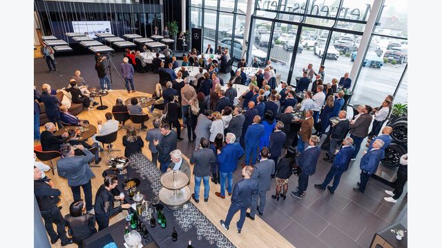Luftansicht auf viele Gäste bei der Eröffnungsfeier des Autohaus Kröpfl in Hartberg, Steiermark.