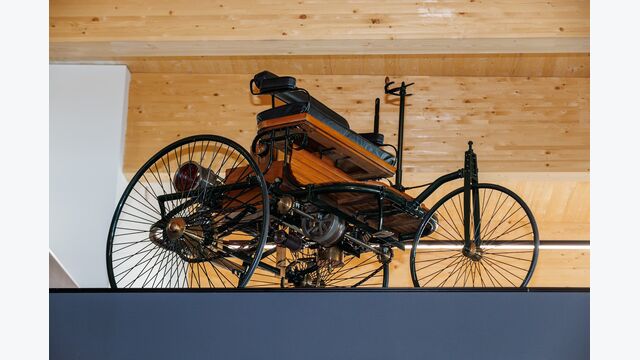 Das erste Mercedes-Benz Automobil aus dem Jahr 1886, der Benz-Patent-Motorwagen, ausgestellt in Hartberg.