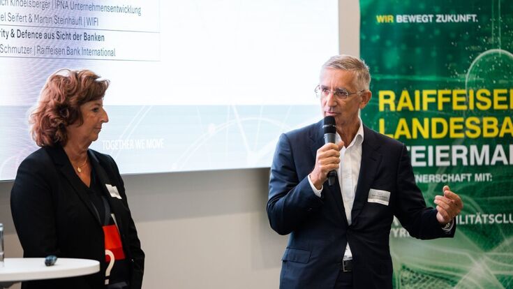 ACStyria Geschäftsführerin Christa Zengerer mit Pankl-CEO Wolfgang Plasser bei einer veranstaltung.