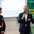 ACStyria Geschäftsführerin Christa Zengerer mit Pankl-CEO Wolfgang Plasser bei einer veranstaltung.