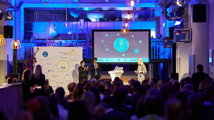 Eröffnung der Preisverleihung des Trigos-Award Österreich 2025, Blick über Publikum auf Bühne.