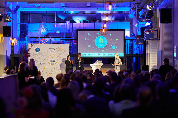Eröffnung der Preisverleihung des Trigos-Award Österreich 2025, Blick über Publikum auf Bühne.
