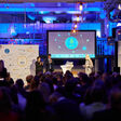 Eröffnung der Preisverleihung des Trigos-Award Österreich 2025, Blick über Publikum auf Bühne.