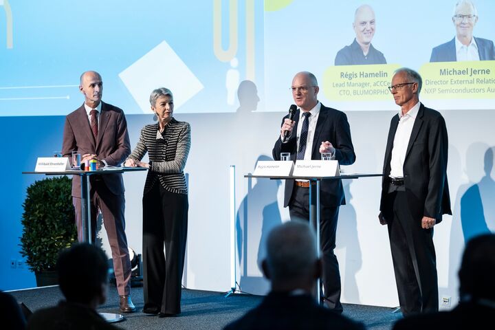 Gaby schaunig, Willibald ehrenhöfer, Régis Hamelin und Michael Jerne auf der Bühne bei der Ebscon Halbleitermesse 2025 in Graz.