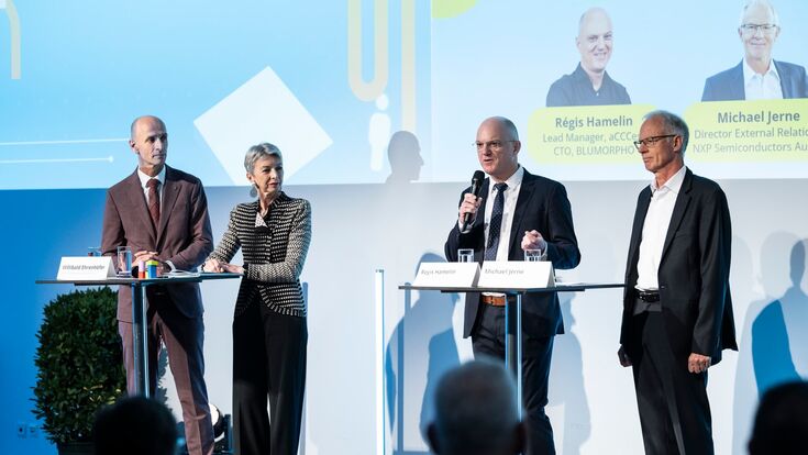 Gaby schaunig, Willibald ehrenhöfer, Régis Hamelin und Michael Jerne auf der Bühne bei der Ebscon Halbleitermesse 2025 in Graz.