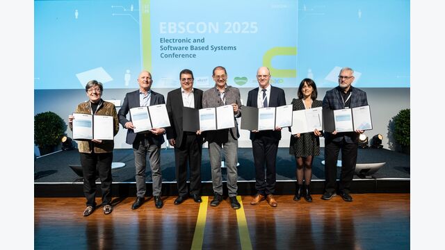 VertreterInnen europäischer Chips Competence Centres (CCC) halten auf der Ebscon die eben unterzeichnete „Declaration of Graz“ zur europaweiten Zusammenarbeit hoch.