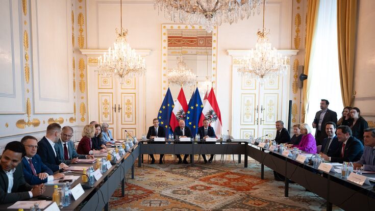 Am 2. September 2025 fand im Bundeskanzleramt die Klausurtagung der Bundesregierung statt. Im Bild Nationalratsabgeordneter August W?ginger (2.v.l.), Bundesminister Markus Marterbauer (4.v.l.), Bundesministerin Eva-Maria Holzleitner (5.v.l.), Bundesministerin Claudia Plakolm (6.v.l.), Bundesministerin Anna Sporrer (7.v.l.), Bundeskanzler Christian Stocker (9.v.l.), Vizekanzler Andreas Babler (10.v.l.), Bundesminister Peter Hanke (r.), Bundesminister Norbert Totschnig (2.v.r.), Bundesminister Christoph Wiederkehr (5.v.r.), Bundesministerin Klaudia Tanner (7.v.r.), Bundesministerin Korinna Schumann (8.v.r.) und Bundesminister Wolfgang Hattmannsdorfer (9.v.r.).