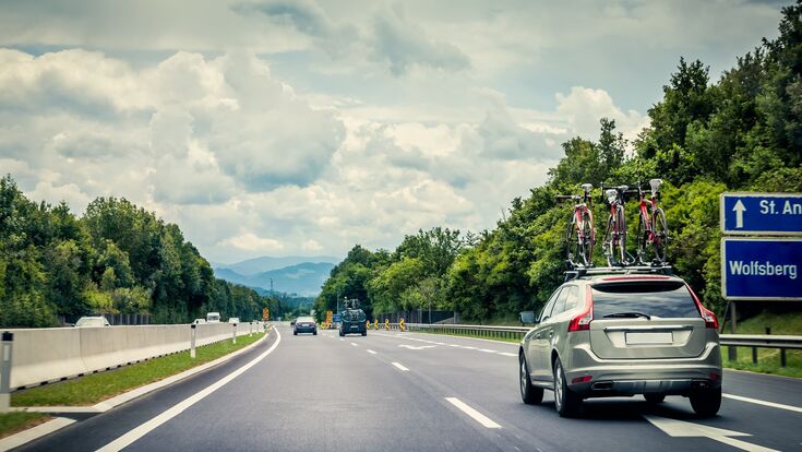 Vereinzelte Autos auf einer österreichischen Autobahn, auf einem Schild ist Wolfsberg zu lesen.