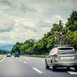 Vereinzelte Autos auf einer österreichischen Autobahn, auf einem Schild ist Wolfsberg zu lesen.