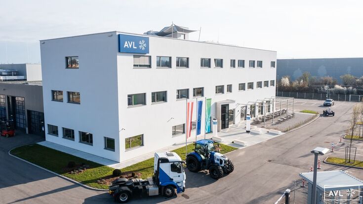 Außenansicht auf das AVL-Zentrum in Steyr mit Traktoren davor.