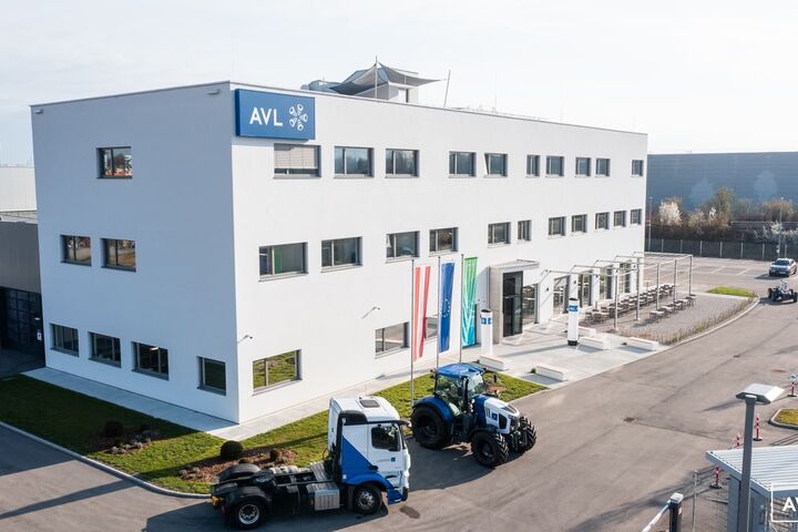 Außenansicht auf das AVL-Zentrum in Steyr mit Traktoren davor.