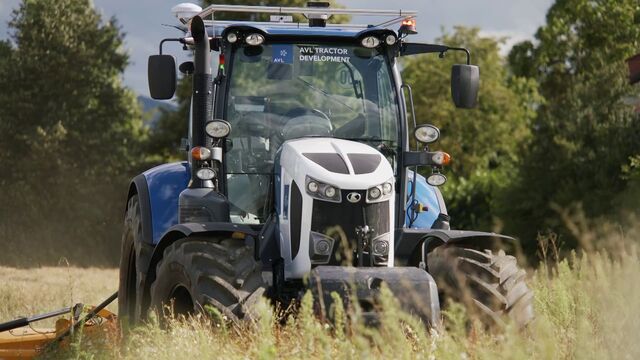 fahrerloser traktor-prototyp von AVL in einem Feld