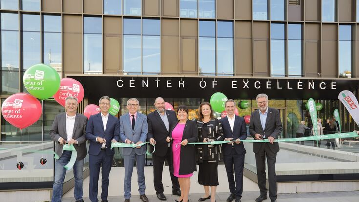 Eröffnen feierlich das Center of Excellence: WKO Steiermark Direktor Karl Heinz Dernoscheg, WIFI Institutsleiter Martin Neubauer, Landesrätin Claudia Holzer, Landeshauptmann-Stellvertreterin Manuela Khom, WIFI Kurator Markus Kohlmeier, WKO Steiermark Präsident Josef Herk sowie die beiden Grazer Stadträte Kurt Hohensinner und Manfred Eber