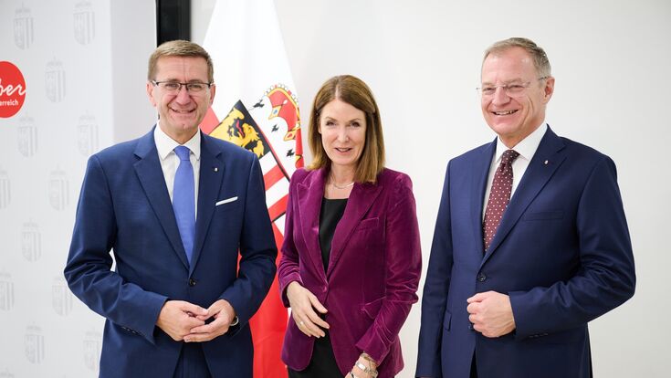 Wirtschafts- und Forschungs-Landesrat Markus Achleitner, Henrietta Egerth, Geschäftsführerin der Österreichischen Forschungsförderungsgesellschaft (FFG), und Landeshauptmann Thomas Stelzer