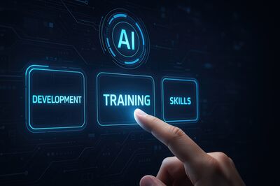 Finger tippt auf leuchtendes Feld "training" auf Touchscreen, darüber das Feld "AI"