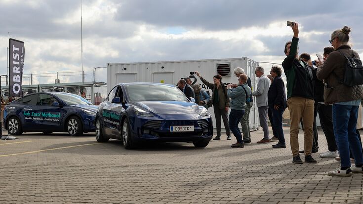 Pkw starten neben zuschauern ihre klimapositive Fahrt durch Obrist Group