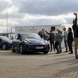 Pkw starten neben zuschauern ihre klimapositive Fahrt durch Obrist Group