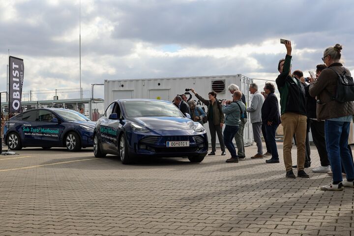 Pkw starten neben zuschauern ihre klimapositive Fahrt durch Obrist Group