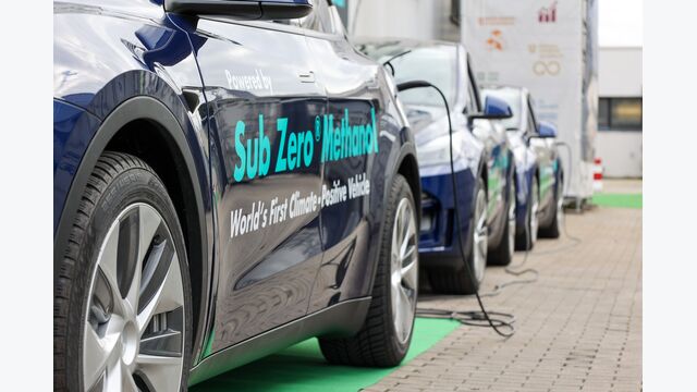 Ausschnitt 3 pkw der obrist group mit aufschrift sub zero methanol