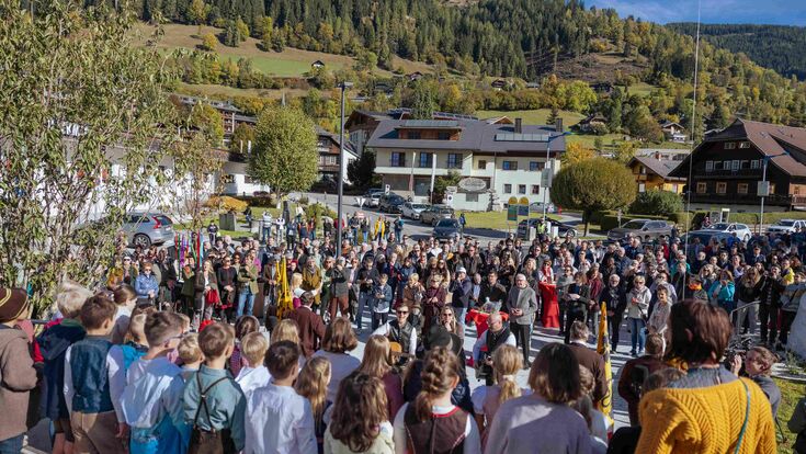 Menschenmasse bei der Eröffnung des Dorfplatz in Bad Kleinkirchheim, Kärnten