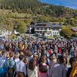 Menschenmasse bei der Eröffnung des Dorfplatz in Bad Kleinkirchheim, Kärnten